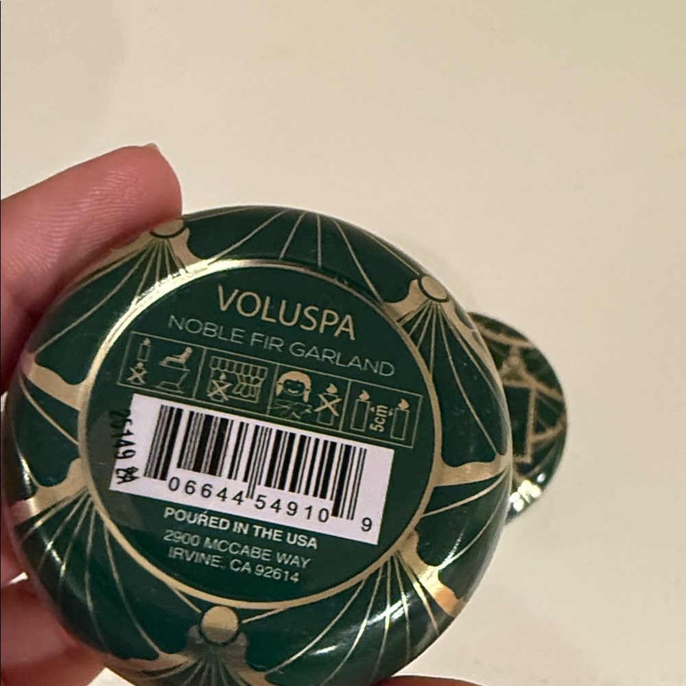 Voluspa Noble Fir Garland Candle Duo - Green and Gold - Picture 2 of 4